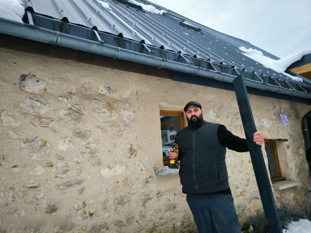 L'artisan couvreur WEISS en pleine intervention sur une toiture